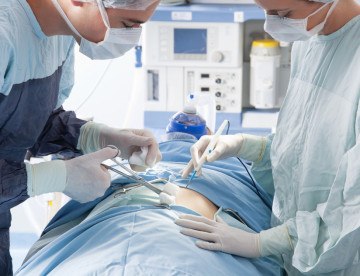 photodune-458762-medical-experts-carrying-on-surgical-operation-s